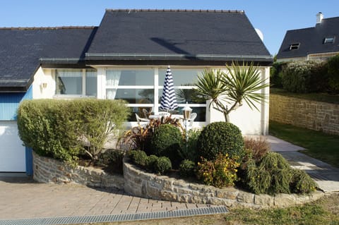 House, view of the lane