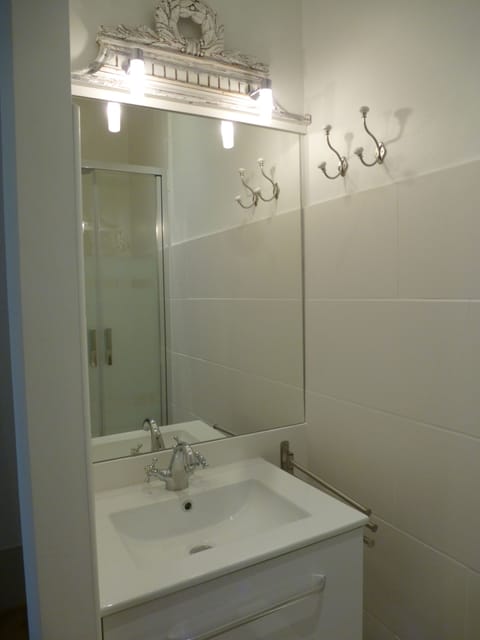 Combined shower/tub, hair dryer, towels