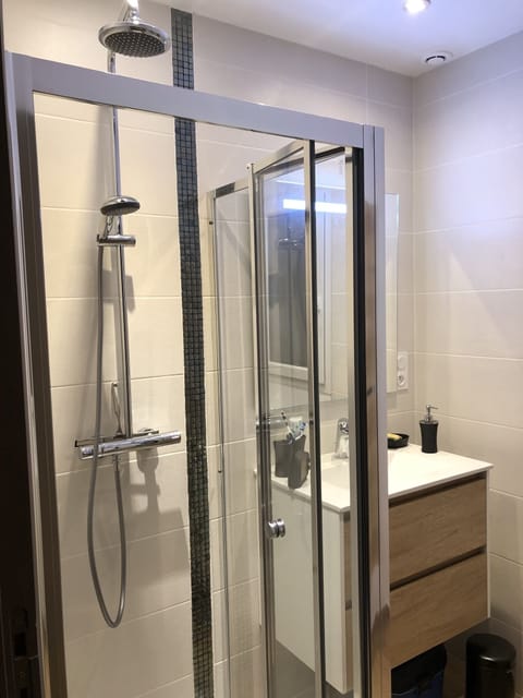 Combined shower/tub, towels