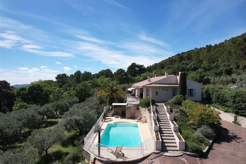 MERINDOL vacation rental, house to rent with all comfort, beautiful view, 8 people. Online reservation with Plaisirs & Maisons de Provence