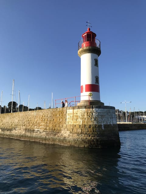 The red headlight of Port Tudy