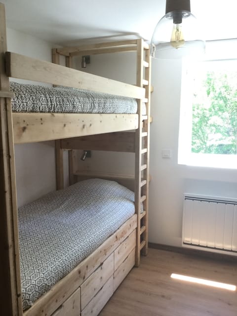 2 bedrooms, iron/ironing board, WiFi