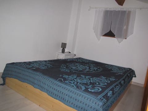 2 bedrooms, iron/ironing board, bed sheets