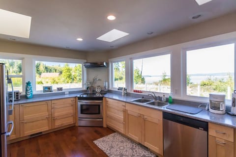 It's a pleasure to do dishes from this sink :)