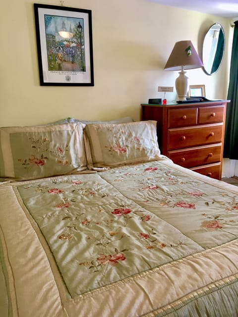 Queen Bed with 450 Count Cotton Sheets