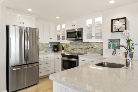 Private kitchen | Fridge, microwave, oven, stovetop