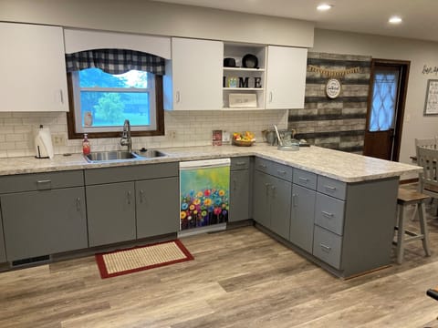 Kitchen with bar and 4 stools