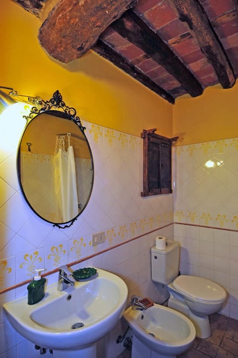 adjoinable Studio : bathroom with shower