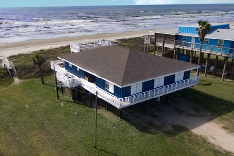 RightOnTheBeachVR
Amazing Beach House located right on the beach!