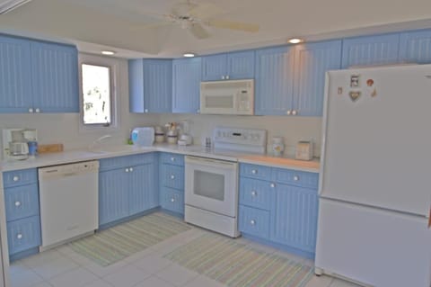 LARGE FULLY EQUIPPED KITCHEN