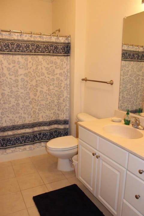 Combined shower/tub, hair dryer, towels