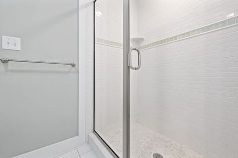 Combined shower/tub, hair dryer, towels, shampoo