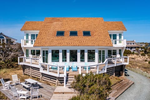 Life on the Sea - directly across from the beach - 5 bedrooms, 5.5 bathrooms