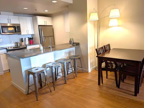 Dining table for 4, plus 4 at the breakfast bar.