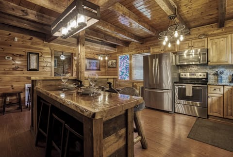 Cabin in the Smokies "Caddy Shack Lodge" - Bar top and kitchen