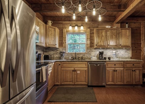 Cabin in Pigeon Forge "Caddy Shack Lodge" - Fully furnished kitchen with stainless steel appliances