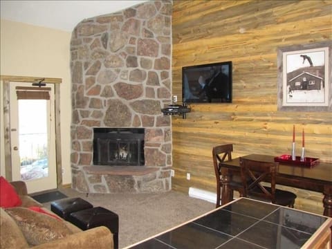 Living area | TV, fireplace, DVD player, foosball