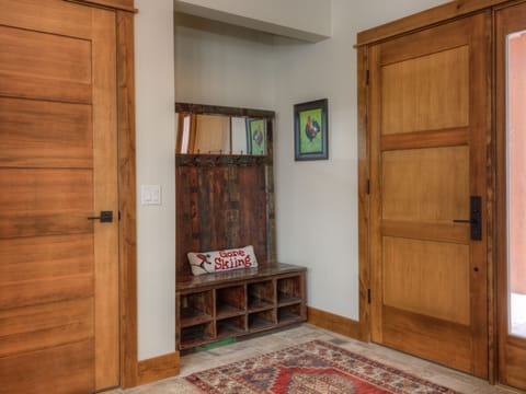 Homestead Chalet 5, Entry, 3