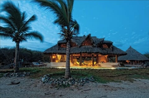 MAIN HOUSE WITH KITCHEN AND LIVING ROOM + LOFT + BATHROOM