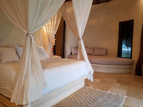 ROUND CASITA #1-1 KING AND 2 SLEEPING COUCHES- A/C- PERFECT FOR FAMILY OF 4-5