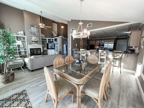 Dining Area, Bar Seating, Great for Families!