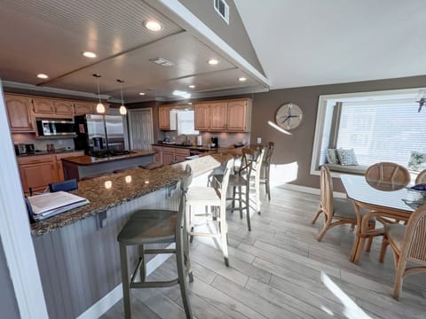 Dining Area, Bar Seating, Great for Families!