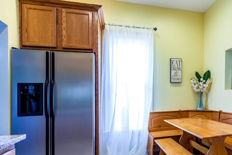 Eat-in nook can seat up to 6 people