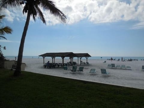 Beach nearby, sun loungers, beach towels