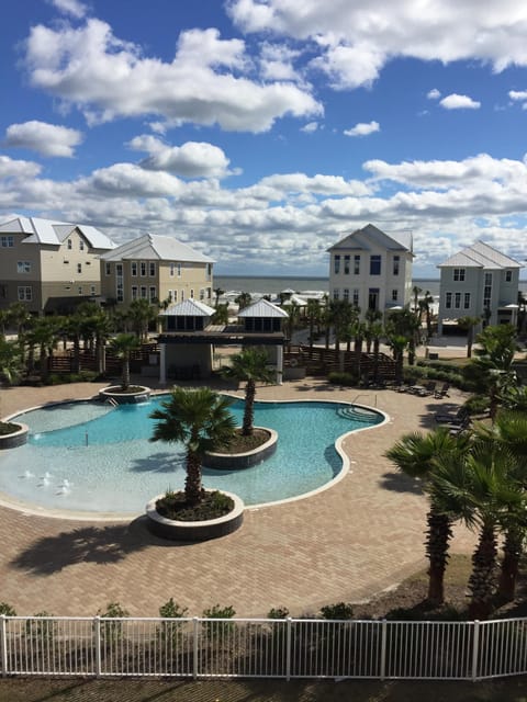 Stunning views of the Gulf of Mexico and the pool from the back deck