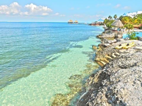 Beach nearby, sun loungers, beach towels