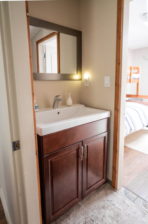 Combined shower/tub, jetted tub, hair dryer, heated floors