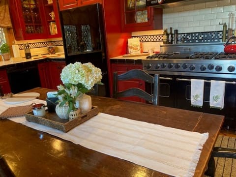 Kitchen with Viking 2 oven and 6 burners
