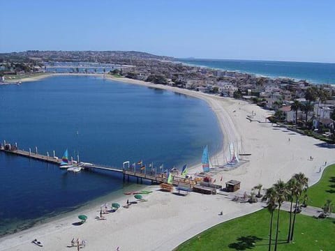 Beach nearby, sun loungers, beach towels