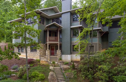 Welcome to Tree Top Lodge! An architect-designed home, great for large groups.