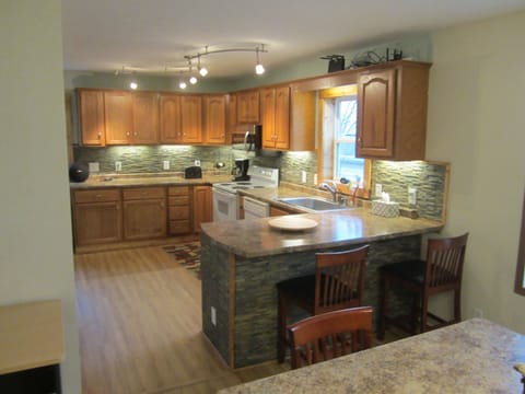 FULLY FURNISHED KITCHEN, READY TO GO.