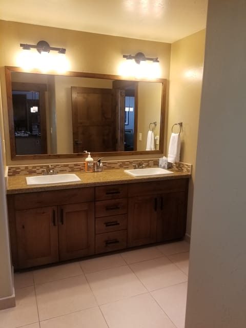 Second spacious bathroom with double sinks and large shower/tub.