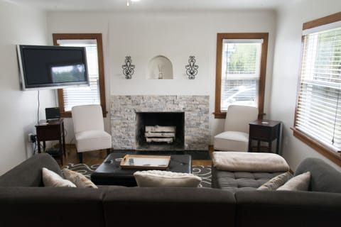 Living area | Flat-screen TV, fireplace, table tennis, books