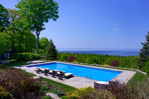 22 acre resort with spectacular views over Georgian bay