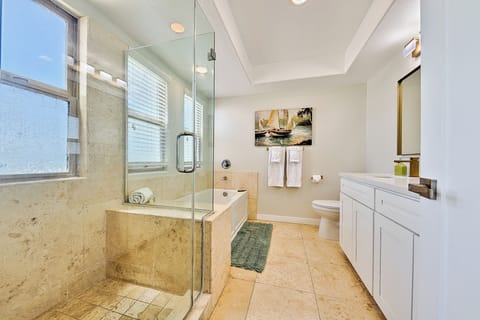 Combined shower/tub, towels