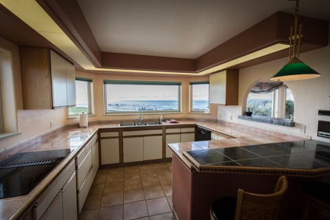 Modern Kitchen with Many Amenities