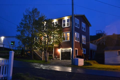 Evening view of the house with the 'Crow's Nest upper deck at the rear
