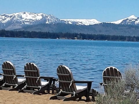 Beach nearby, sun loungers, beach towels