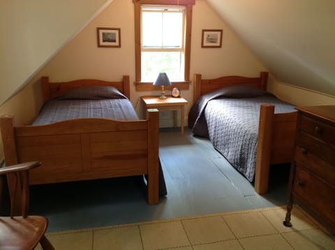 2 bedrooms, iron/ironing board, WiFi