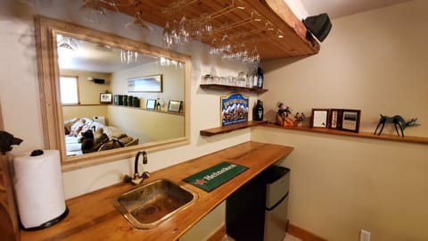 Wet Bar with Fridge
