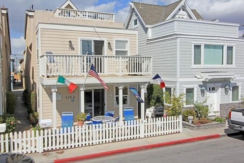 125 33rd street Newport Beach Ca 92663
Beach House is upper two floors
