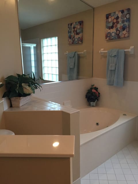 Bathtub, towels