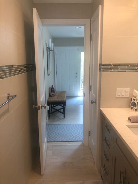 Combined shower/tub, hair dryer, towels