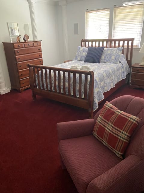 4 bedrooms, desk, iron/ironing board, travel crib