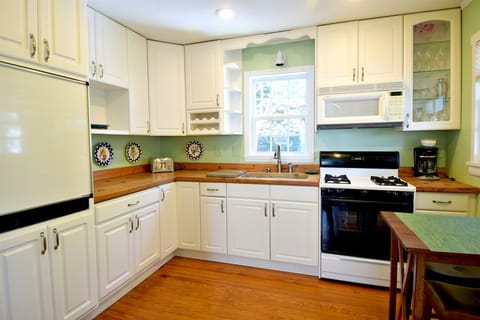 Private kitchen | Fridge, microwave, coffee/tea maker, cookware/dishes/utensils