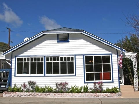 Traditional Catalina Island Beach Cottage - just 3 flat blocks from main beach on Clarissa Avenue!